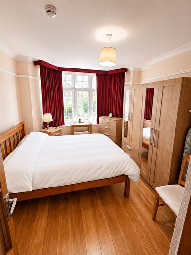 1 Bedroom Flat To Rent In London, N14