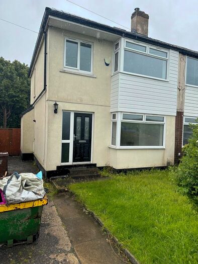 4 Bedroom Semi-Detached House To Rent In Stoneyridge Avenue, Bradford, West Yorkshire, BD9