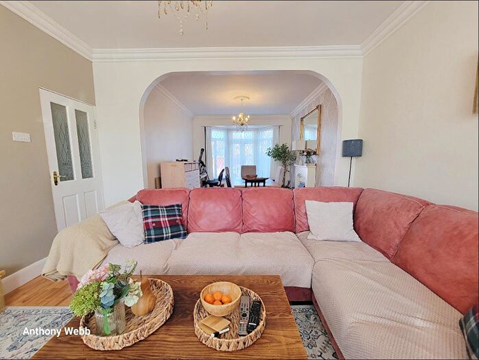 3 Bedroom End Of Terrace House For Sale In Connaught Gardens, Palmers Green, N13