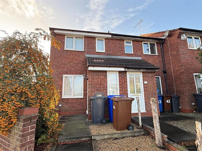 2 Bedroom Town House For Sale In Barley Close, Burton-On-Trent, DE14