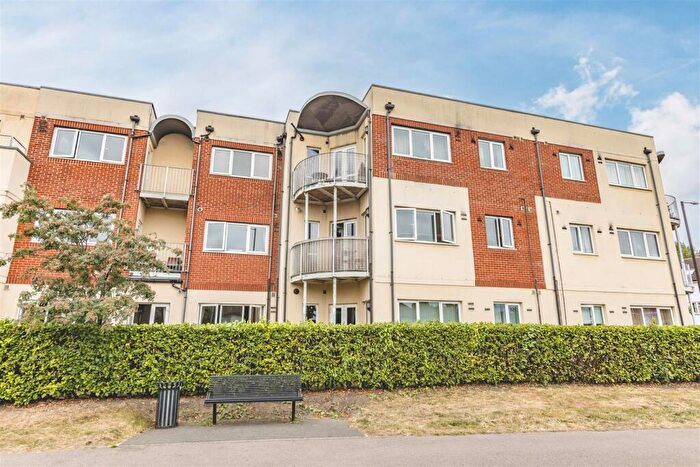 2 Bedroom Apartment For Sale In Wolf Lane, Windsor, SL4