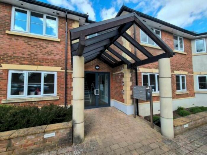 2 Bedroom Flat To Rent In Sora, Almond Close, Windsor, SL4