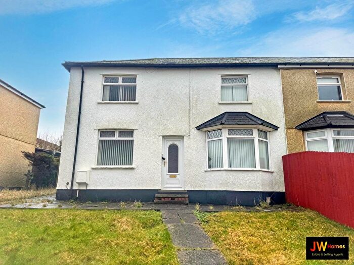 3 Bedroom Property For Sale In Bryn Road, Markham, NP12