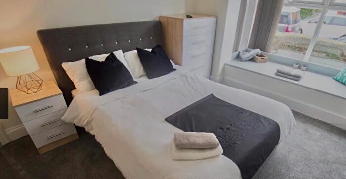 6 Bedroom Terraced House To Rent In Headingley Avenue, Leeds, West Yorkshire, LS6