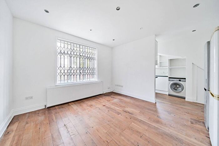 4 Bedroom Property To Rent In Westway, Shepherd's Bush, London, W12