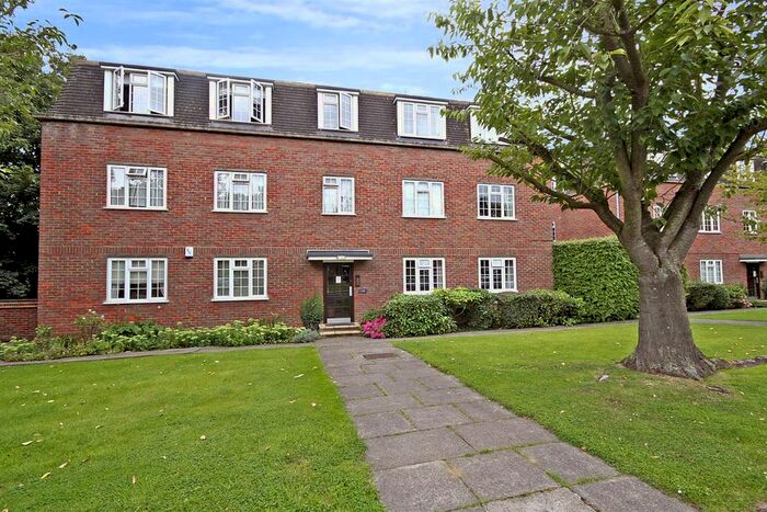 2 Bedroom Flat To Rent In Craigmount, Radlett WD7