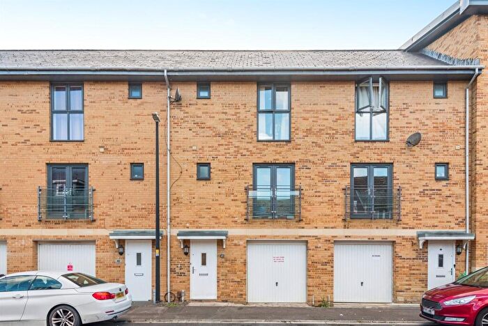 3 Bedroom Town House For Sale In Pasteur Drive, Swindon, SN1
