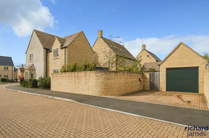 4 Bedroom Detached House For Sale In Old Railway Close, Lechlade, GL7
