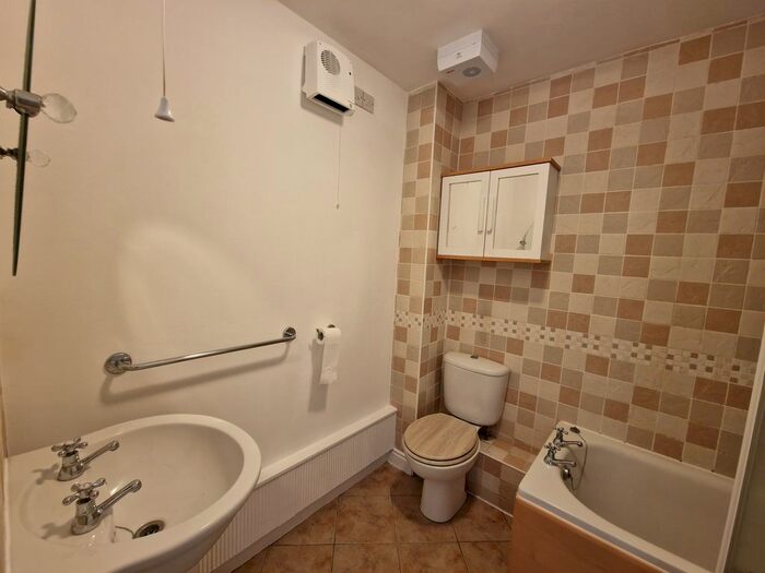 2 Bedroom Flat To Rent In Bilbrook Road, Bilbrook, WV8