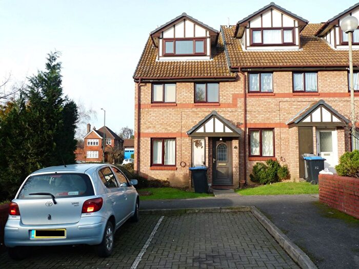 2 Bedroom Flat To Rent In Viewfield Close, Kenton, HA3