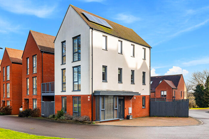 3 Bedroom Detached House For Sale In Ref: Gk - Chaucer Gardens, Coulsdon, CR5