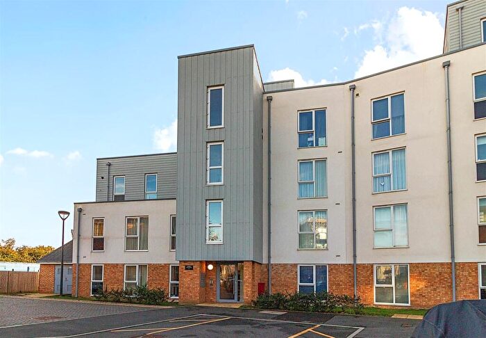 1 Bedroom Apartment For Sale In Hawker Drive, Addlestone, KT15