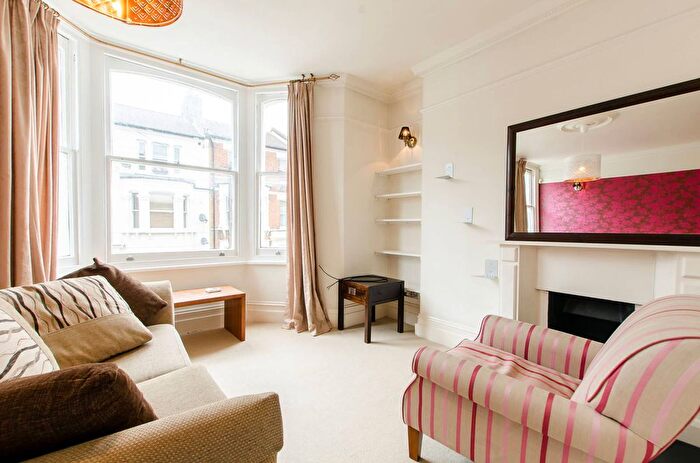 2 Bedroom Flat To Rent In Sandmere Road, Clapham North, London, SW4