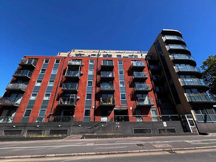 2 Bedroom Flat For Sale In Bath Road, Slough, SL1