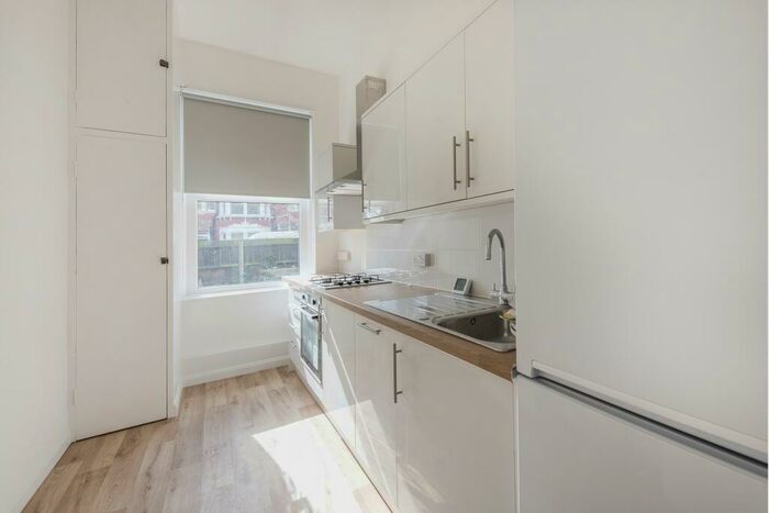 3 Bedroom Flat To Rent In Claverley Grove, London, N3