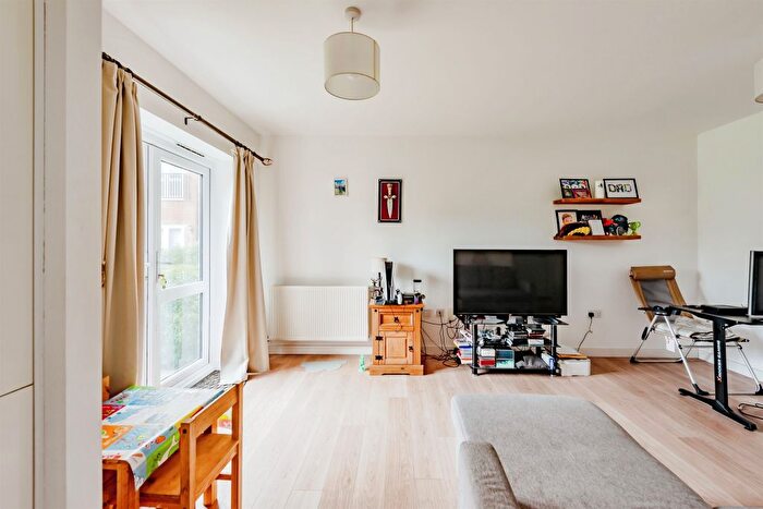 1 Bedroom Flat For Sale In North Road, Crawley, RH10