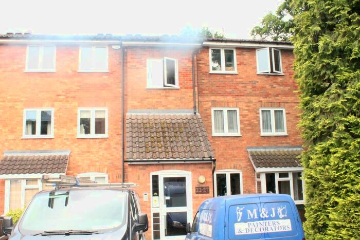 2 Bedroom Flat To Rent In Marshalls Close, London, N11