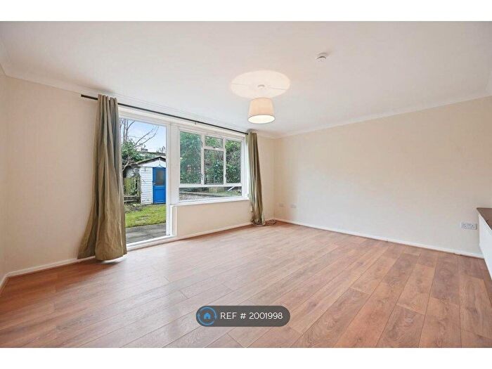 3 Bedroom Maisonette To Rent In Glamis Court, London, W3