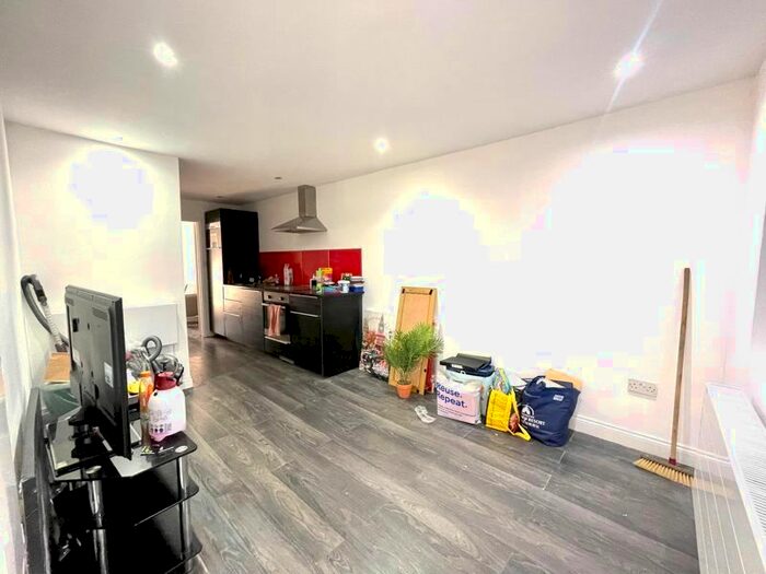 1 Bedroom Flat To Rent In West Road, West Drayton, UB7