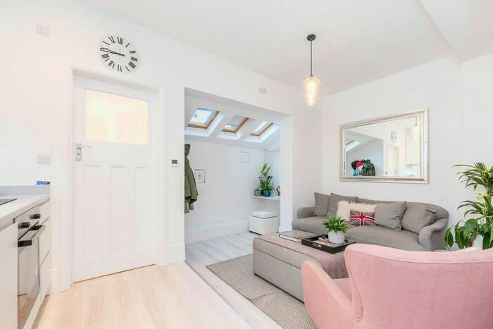 1 Bedroom Flat To Rent In Garratt Lane, Earlsfield, London, SW17