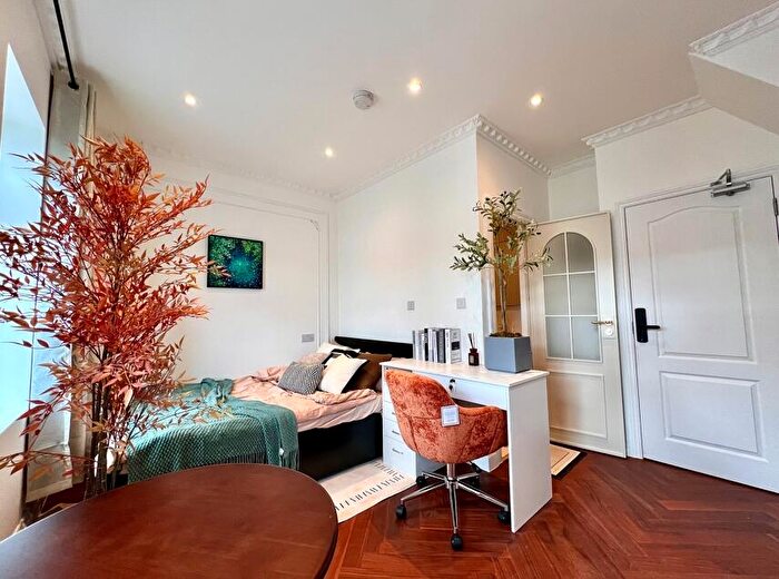 Flat To Rent In Drapers Road, Canary Wharf, E15