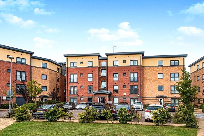 2 Bedroom Flat To Rent In Raven Close, Watford, Hertfordshire, WD18