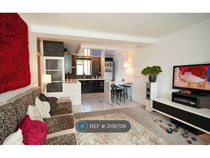 3 Bedroom Flat To Rent In Jowett House, London, SW9