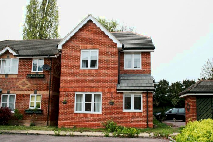 2 Bedroom Semi-Detached House To Rent In Hedingham Mews Maidenhead Berkshire, SL6