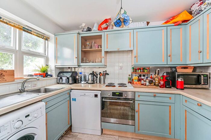 2 Bedroom Flat To Rent In Bakery Close, Oval, London, SW9