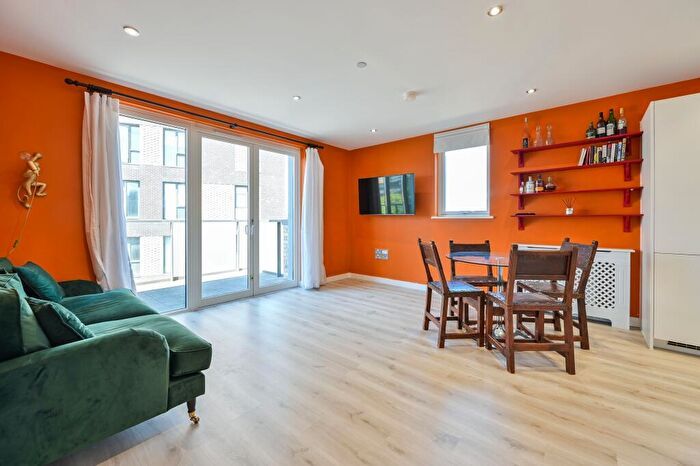 1 Bedroom Flat For Sale In Leonard Court, Queens Road, London, SE15