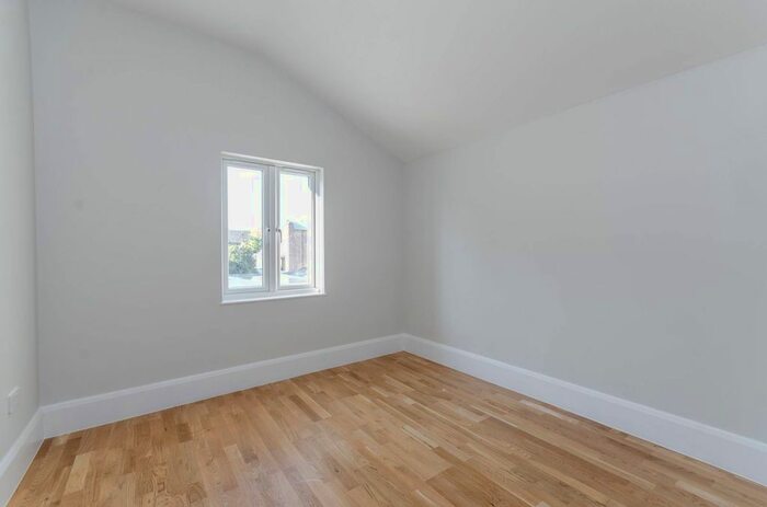 2 Bedroom Flat To Rent In Garratt Lane, Earlsfield, London, SW18