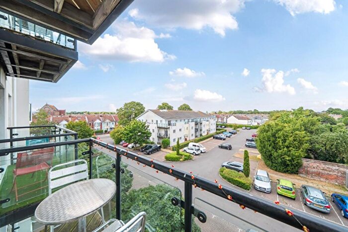 2 Bedroom Flat For Sale In Gisors Road, Southsea, PO4