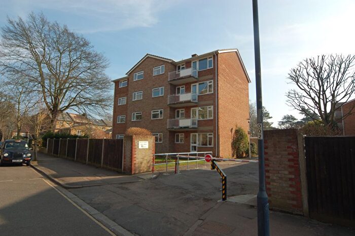 2 Bedroom Flat For Sale In Elton Close, Hampton Wick, KT1