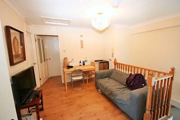 4 Bedroom Flat To Rent In Sidney Street, Whitechapel, E1