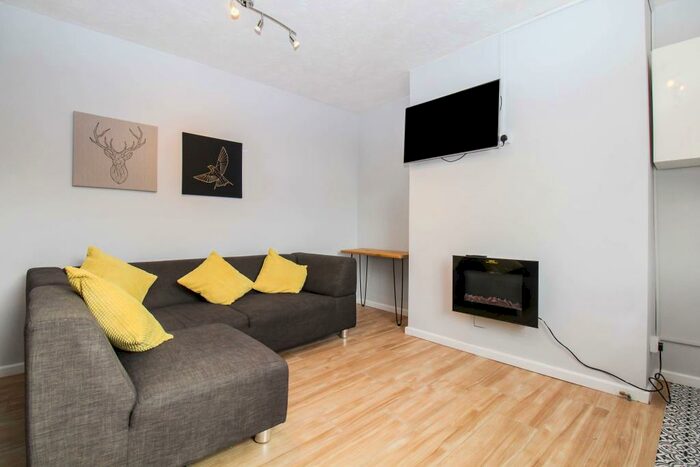 1 Bedroom Flat To Rent In Kings Road, Hyde Park, Leeds, LS6