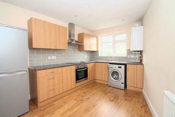 3 Bedroom Maisonette To Rent In Hedge Lane, Palmers Green, London, N13