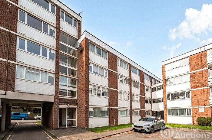 3 Bedroom Duplex For Sale In Petworth Court, Bath Road, Reading, RG1
