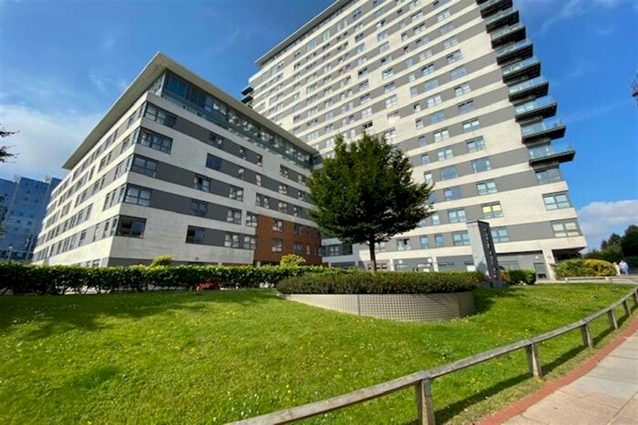 2 Bedroom Apartment To Rent In Skyline Plaza, Basingstoke, RG21
