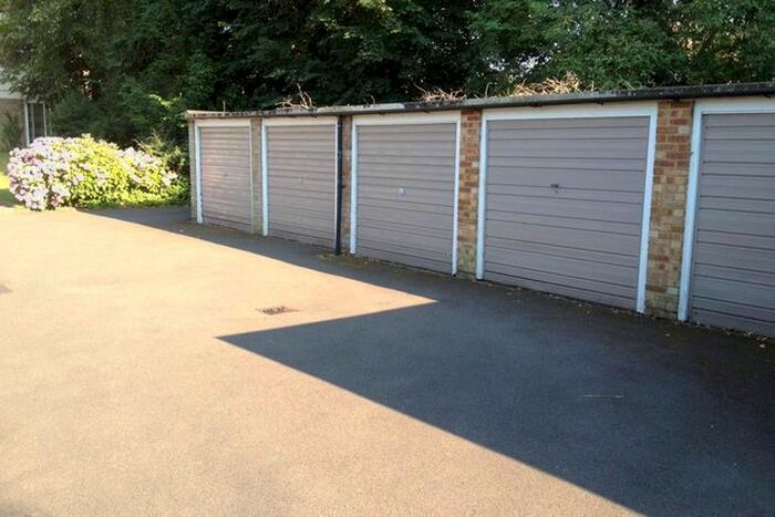 Garage / Parking To Rent In High Road, London, N20