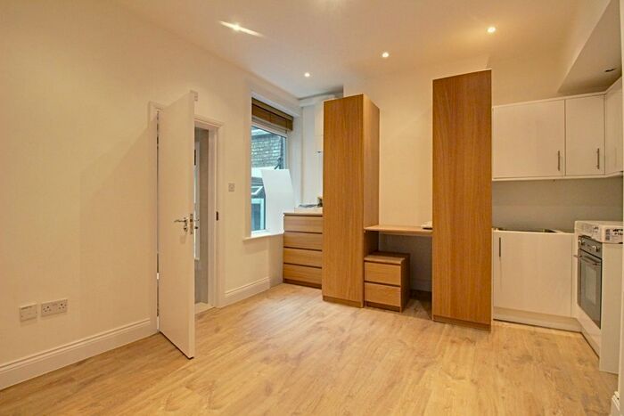 Studio To Rent In Ballards Lane, London, N3