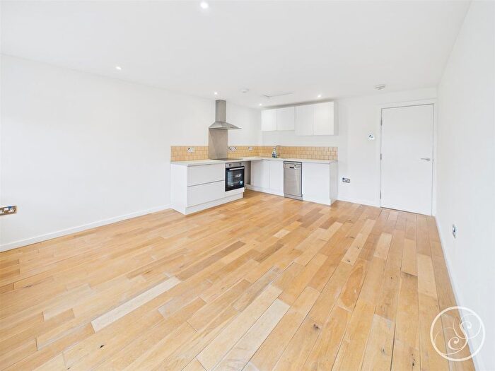 3 Bedroom Flat To Rent In Roundhay Road, Leeds, LS8