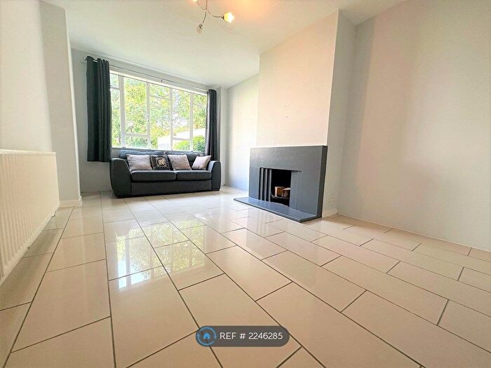 3 Bedroom Flat To Rent In Thurleigh Court, London, SW12