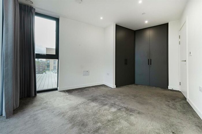 2 Bedroom Apartment To Rent In Coster Avenue, Hackney, N4