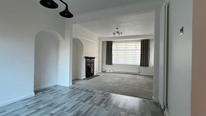 3 Bedroom Semi-Detached House For Sale In Vinson Close, Orpington, BR6