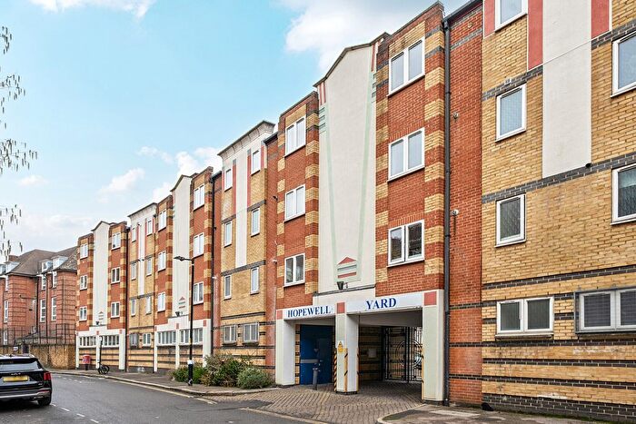 2 Bedroom Maisonette For Sale In Hopewell Street, London, SE5