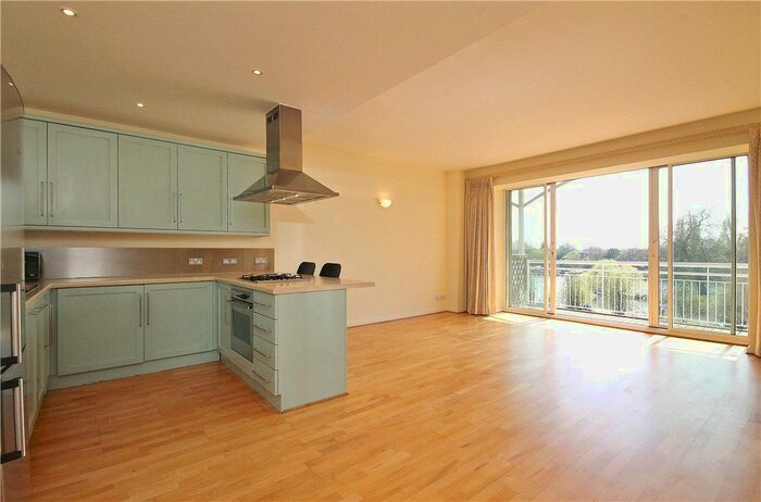 2 Bedroom Flat To Rent In Regatta Point, Kew Bridge Road, London, TW8
