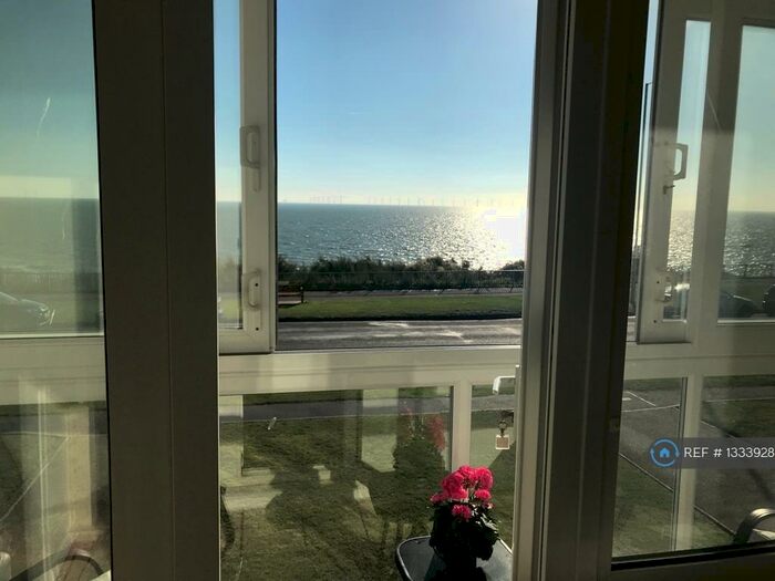 2 Bedroom Flat To Rent In Kings Court, Holland-On-Sea, CO15