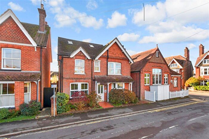 2 Bedroom Flat For Sale In Victoria Road, Cranleigh, Surrey, GU6