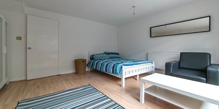 3 Bedroom Maisonette To Rent In Lawrence Close, Bow, East London, E3