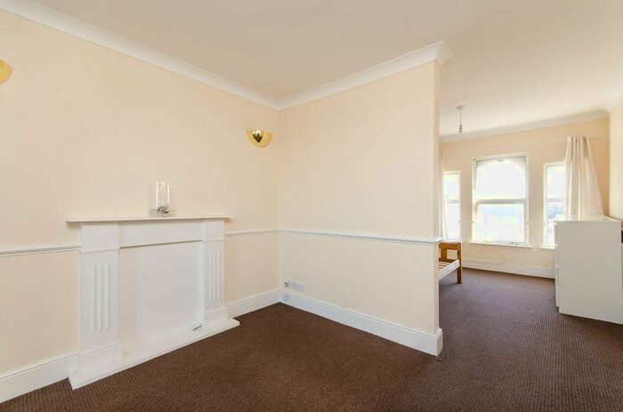 Studio To Rent In Garratt Lane, Earlsfield, London, SW18